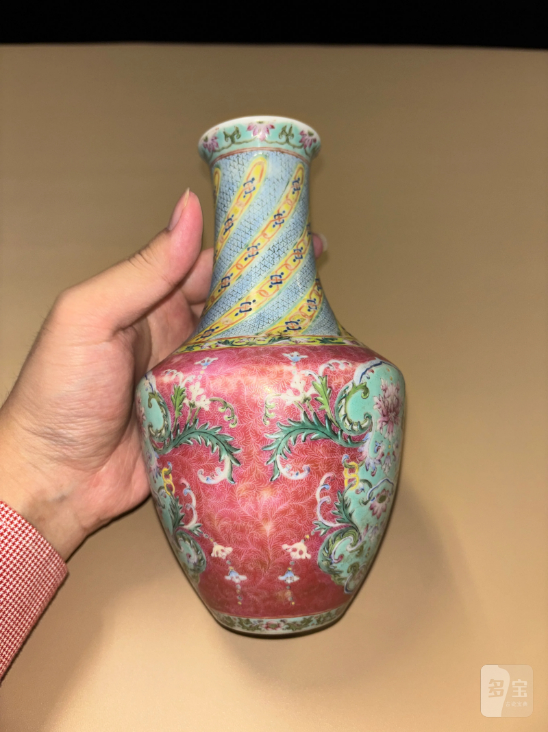 民国 洋彩胭脂地轧道宝相花纹瓶 - 图3